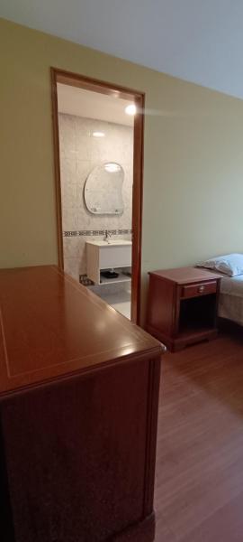 Acogedora Habitación con Baño Privado y Mesa de Comedor